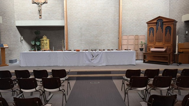 Witte tafel bij de paasvieringen voor basisschoolkinderen