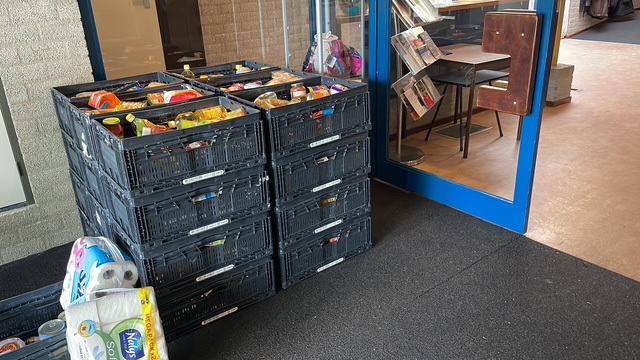 gevulde kratten voor de voedselbank
